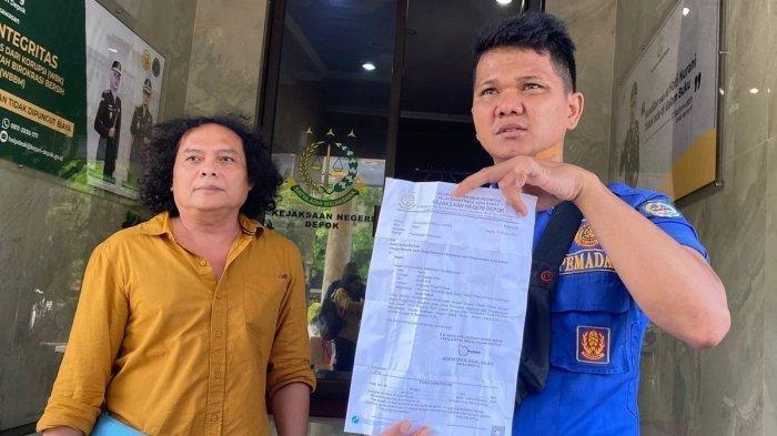 KONTROVERSI DAMKAR DEPOK - Sandi Butar Butar (kanan), petugas pemadam kebakaran (Damkar) bersama kuasa hukum Deolipa Yumara (kiri) di Kejaksaan Negeri Kota Depok, Rabu (23/10/2024). Sosok Sandi Butar Butar pernah membuat geger menyinggung dugaan korupsi hingga baru saja dapat empat kali surat peringatan sebelum akhirnya dipecat.