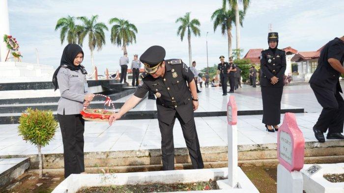 Kantor Wilayah Direktorat Jenderal Imigrasi Bengkulu dan Kantor Imigrasi Kelas I TPI Bengkulu menggelar Upacara Tabur Bunga di Taman Makam Pahlawan Balai Buntar, Kota Bengkulu, pada Kamis, 23 Januari 2025.