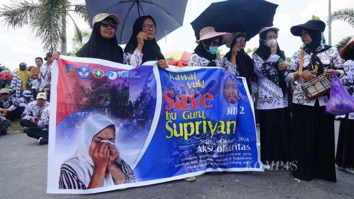 Ratusan guru dari berbagai sekolah dan wilayah datang memberikan dukungan kepada Supriyani, guru honorer yang dituduh memukul anak polisi, di Pengadilan Negeri Konawe Selatan, Sulawesi Tenggara, Senin (28/10/2024). Supriyani mendapat banyak dukungan atas kasus yang dialami.