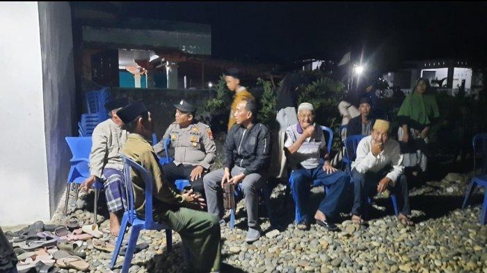 Kapolsek Kota Manna Iptu Sasi Raharto, S.H mengenakan jaket hitam bersama personil memberikan arahan terhadap keluarga korban.