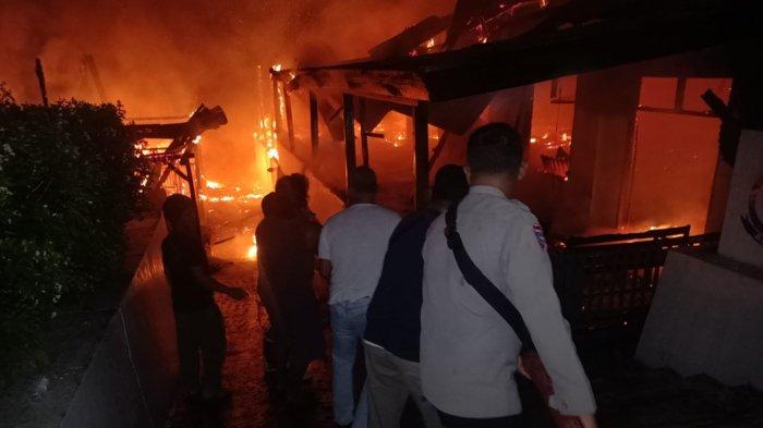 KEBAKARAN - Gereja dan Asrama di Desa Pulai Payung, Kecamatan Ipuh, Kabupten Mukomuko, Provinsi Bengkulu yang terbakar, Rabu (12/3/2025). Kebakaran di gereja dan asrama di Pulai Payung diduga akibat konsleting listrik dari dapur asrama, beruntung tak ada korban jiwa.