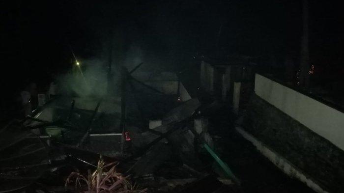 KEBAKARAN - Sisa puing kebakaran yang menghanguskan gereja dan asrama di Desa Pulai Payung, Kecamatan Ipuh, Kabupten Mukomuko, Provinsi Bengkulu, Rabu (12/3/2025).