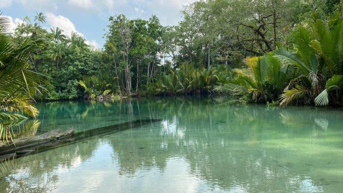 Salah satu wisata alam yang paling populer di Pulau Enggano yakni Bak Blau. 