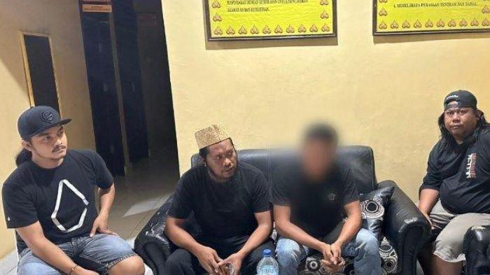 Erwin, petani di Wajo (yang diblur) ngamuk ditolak isi BBM karena tak punya barcode MyPertamina. Ia mengancam petugas SPBU.
