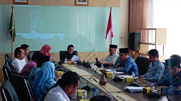 Ketua Komisi IV DPRD Provinsi Bengkulu, Edwar Samsi saat memimpin hearing Guru honorer, ia meminta Gubernur Bengkulu, Rohidin Mersyah untuk bersurat ke Kementerian.