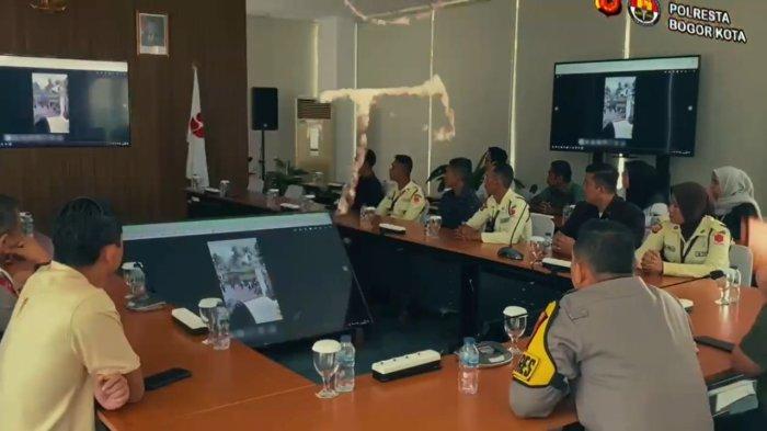 Kapolresta Bogor Kota Polda Jabar Kombes Bismo Teguh Prakoso saat mengunjungi 6 satpam Kebun Raya Bogor korban pengeroyokan rombongan wisatawan.