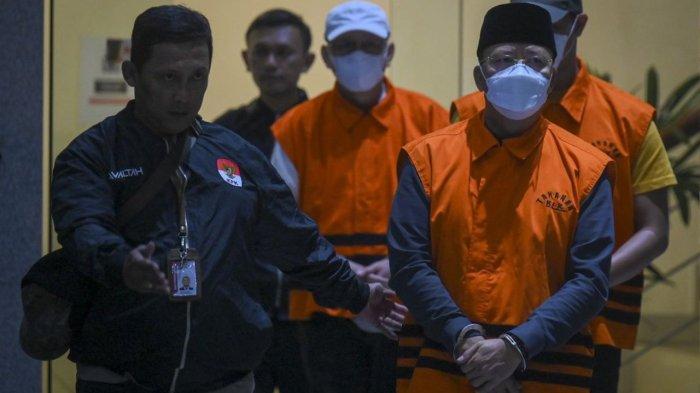 Petugas menggiring Gubernur Bengkulu Rohidin Mersyah (depan, kedua kiri), ajudan Gubernur Bengkulu Evriansyah (belakang), dan Sekda Provinsi Bengkulu Isnan Fajri (kanan) menuju ruang konferensi pers penetapan dan penahanan tersangka operasi tangkap tangan (OTT) KPK di Gedung Merah Putih, KPK, Jakarta, Minggu (24/11/2024).