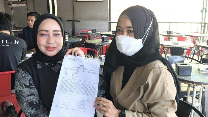 PENIPUAN OLEH PENGACARA - Korban dan pengacaranya saat menunjukkan LP terkait dugaan penipuan yang dilakukan oknum pengacara Rabu (4/5/2025). Diduga lakukan penipuan dengan modus investasi bodong, Devia (30) warga Lingkar Barat Kecamatan Gading Cempaka Kota Bengkulu laporkan oknum pengacara berinisial WJ.