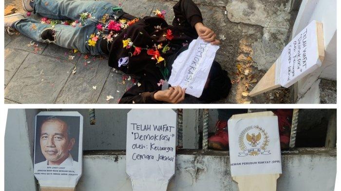 Demonstran yang tergabung dalam Himpunan Mahasiswa Islam (HMI) Bengkulu, gelar aksi teatrikal yang lambangkan matinya demokrasi di Indonesia.