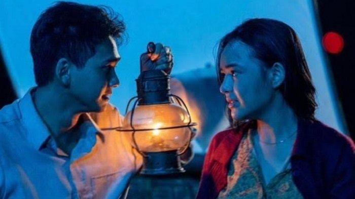 Cuplikan adegan Chicco Kurniawan dan Amanda Manopo dalam film 'Kupu Kupu Kertas' .
