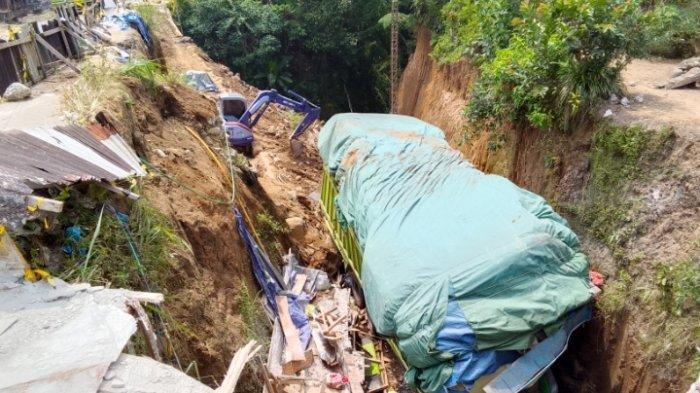 Insiden kecelakaan hari ini di Bengkulu, emak-emak bernama Nurlela (40) tewas terseret truk terjun ke jurang, Selasa (5/9/2023).