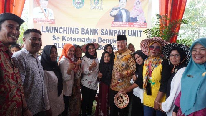 Anggota DPRD Provinsi Bengkulu Usin Abdisyah Putra bersama Gubernur Bengkulu Rohidin Mersyah, saat hadir di launching Program Bank Sampah Unit Kota Bengkulu, di Jl. Dharmawanita Kelurahan Bentiring Permai Kota Bengkulu, Kamis (30/11/2023).