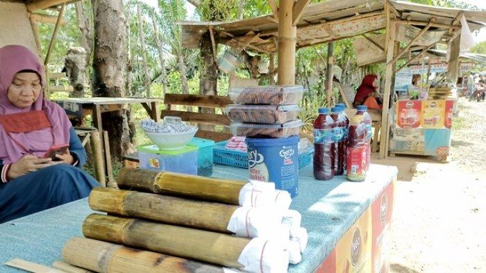 Suasana penjualan lemang tapai makanan khas Bengkulu yang ramai dijual di Jalan Sungai Rupat Lingkar Barat Kota Bengkulu.