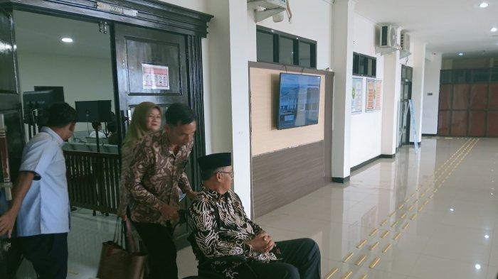 Bupati Kaur Lismidianto hadir jadi saksi dalam sidang perkara Tindak Pidana Korupsi (tipikor) proyek pembangunan Pasar Inpres Bintuhan Kabupaten Kaur Tahun Anggaran 2022, pada Senin (16/12/2024).