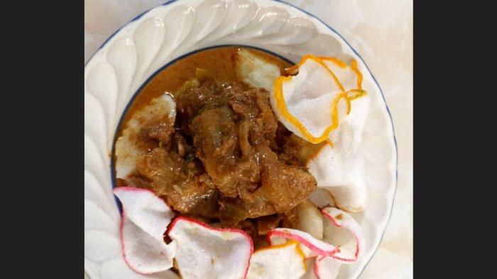 Ilustrasi hidangan lontong tunjang untuk menu makan siang enak.
