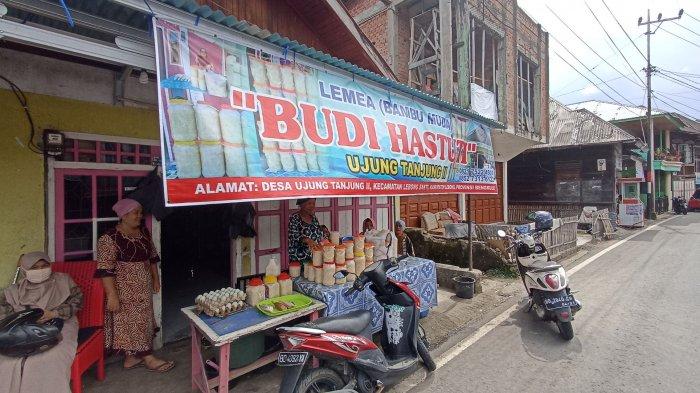 Tempat penjual lemea makanan khas Lebong yang terbuat dari bambu muda, di jalan lintas Curup-lebong tepatnya di Desa Ujung Tanjung 2, Kecamatan Lebong Sakti, Selasa (3/5/2022).