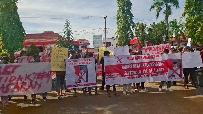 Massa aksi warga Desa Tanjung Karet melakukan aksi demonstrasi di depan Kantor Bupati Kabupaten Bengkulu Utara pada Kamis pagi (23/1/2025) sekitar pukul 09.20 WIB.