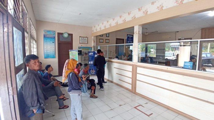 Masyarakat Kepahiang saat melakukan pembayaran pajak kendaraan di UPTD Samsat Kepahiang, pada Senin (6/11/2023).