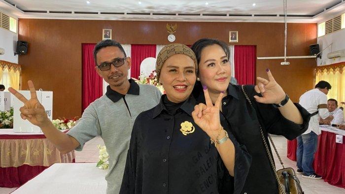Meriani menyalurkan hak suaranya di Tempat Pemungutan Suara (TPS) Nomor 002 Kelurahan Padang Harapan, Kota Bengkulu