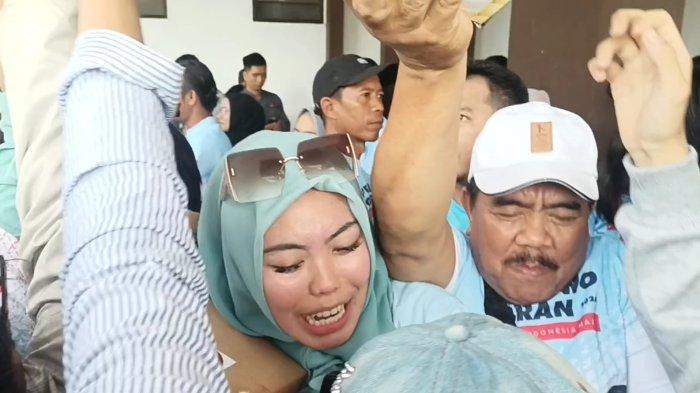 Momen seorang relawan Prabowo-Gibran di Bengkulu teriak saat antre nasi kotak, karena posisinya terjepit dan takut nasi kotaknya rusak, Kamis (11/1/2024), di Balai Buntar