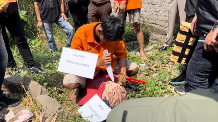 PEMBUNUHAN AMELIA PUTRI - Rekonstruksi Amelia Putri digilir oleh 3 pria sekaligus saat masih sadar, lalu dianiaya hingga tak berdaya dan dibuang ke semak-semak, Selasa (22/7/2025).