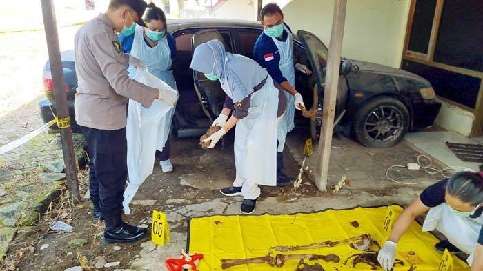 PENEMUAN KERANGKA MANUSIA - Tim Bid Dokkes Polda Jatim saat mengevakuasi tulang belulang dari dalam mobil yang terparkir di Aspol Polsek Ujungpangkah, Gresik, Jawa Timur, Selasa (11/3/2025).  Setelah penemuan kerangka manusia di dalam mobil, sosok Aipda Yudi Setiawan kini menjadi sorotan. (Surya.co.id/Willy Abraham)