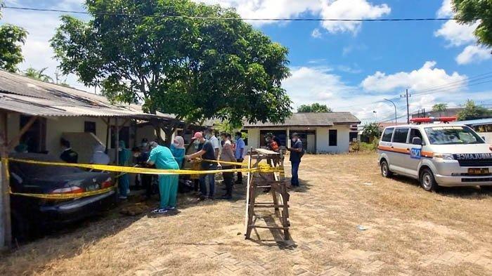 PENEMUAN KERANGKA MANUSIA - Suasana Aspol Polsek Ujungpangkah, Kabupaten Gresik, Jawa Timurm Selasa (11/3/2025). Kasatreskrim Polres Gresik AKP Abid Uais Al-Qarni Aziz mengungkapkan hasil olah Tempat Kejadian Perkara (TKP) penemuan kerangka manusia di mobil dinas eks Kanit Reskrim Polsek Ujungpangkah, Gresik. (Surya/Willy Abraham)