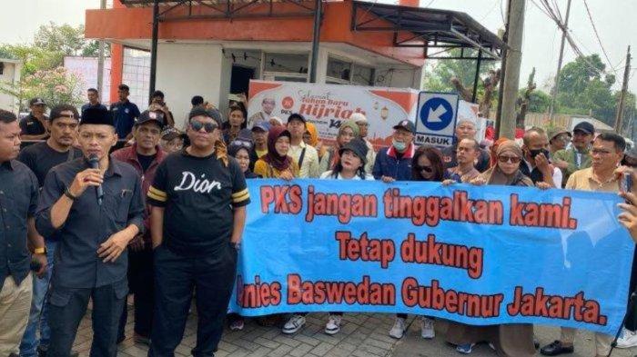 Massa menggeruduk Kantor DPP Partai Keadilan Sejahtera (PKS) di Jalan TB Simatupang, Jakarta pada Minggu (1182024) berharap Anies dicalonkan di Pilkada Jakarta.