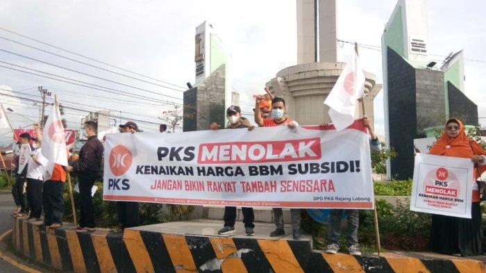 Politisi PKS sekaligus Anggota Komisi 3 DPRD Provinsi Bengkulu, Herizal Apriansyah saat pimpin PKS Rejang Lebong menolak kenaikan harga BBM.