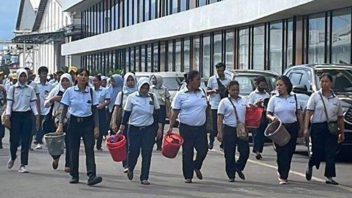 KARYAWAN SRITEX - Tangkapan layar momen ribuan karyawan di PT Sritex terpaksa di PHK massal, Sabtu (01/03/2025). Profil Iwan Kurniawan Lukmin, bos Sritex yang PHK ribuan karyawan setelah 6 dekade berjaya.