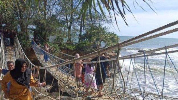 Wisatawan yang menguji adrenalin dengan melintasi jembatan gantung yang berada di kawasan Pantai Sungai Suci Bengkulu.