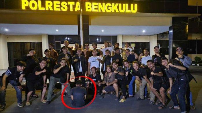 DITANGKAP - Pria berinisial PT ditangkap polisi Polresta Bengkulu, Senin (21/4/2025). PT diduga kuat merupakan pelaku pembunuhan dua anak yang mayatnya dibuang dalam karung ke septic tank.