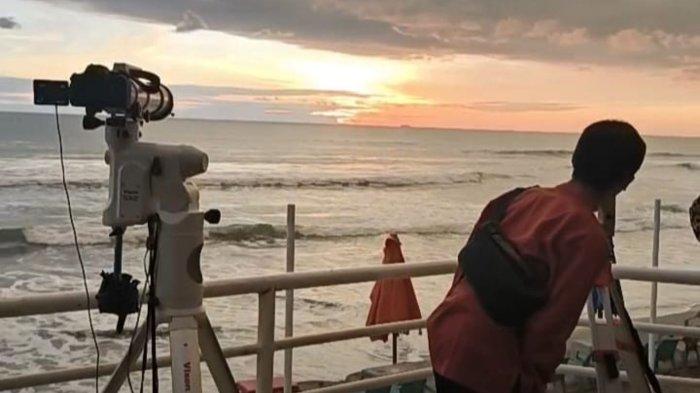 PANTAU HILAL - Pemantauan Hilal 1 Ramadan di Pantai Pasir Putih Bengkulu, Jumat (28/2/2025).