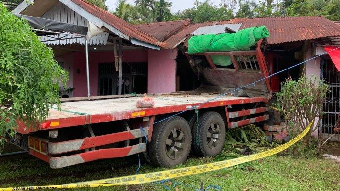 Penampakan truk tronton tabrak satu keluarga di Bengkulu.