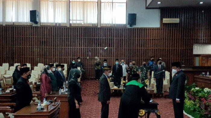 Pengambilan sumpah jabatan Raharjo Sudiro sebagai Anggota DPRD Provinsi Bengkulu dari fraksi Golkar di ruang rapat paripurna DPRD Provinsi Bengkulu, Senin (17/1/2022).