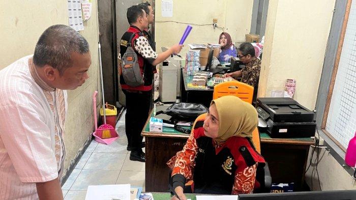 KORUPSI - Kejaksaan Tinggi (Kejati) melalui Bidang Pidana Khusus (Pidsus) melakukan penggeledahan di Kantor Pos Induk Bengkulu, Jumat (20/6/2025). Kejati menduga adanya ketidakbenaran dalam pengelolaan keuangan pada kas Kantor Pos Induk, yang menyebabkan timbulnya kerugian negara.