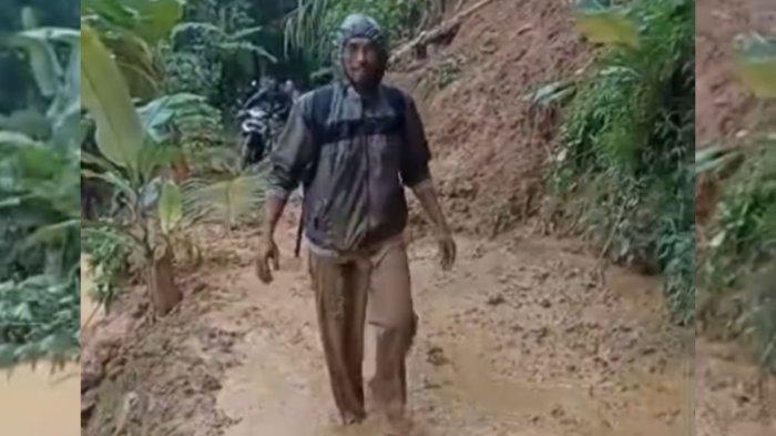 Tangkapan layar video viral guru terobos longsor demi ngajar di sekolah.