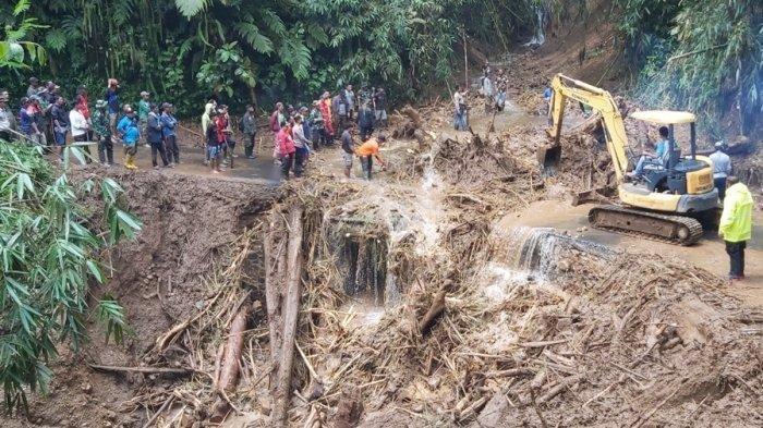 Tim SAR gabungan saat berupaya membersihkan material longsoran di Dukuh Tinalum, Desa Kayupuring, Kecamatan Petungkriyono, Kabupaten Pekalongan, Kamis (20/1/2022).