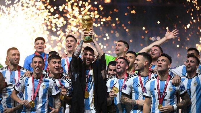 Pemain depan Argentina Lionel Messi mengangkat trofi Piala Dunia selama upacara trofi Piala Dunia Qatar 2022 setelah pertandingan final sepak bola antara Argentina dan Prancis di Stadion Lusail di Lusail, utara Doha. Minggu (18 Desember 2022). Argentina menang dalam adu penalti dengan Prancis. Striker Inter Milan yang ikut meyarakan trofi Piala Dunia merasakan suka cita yang mendalam.