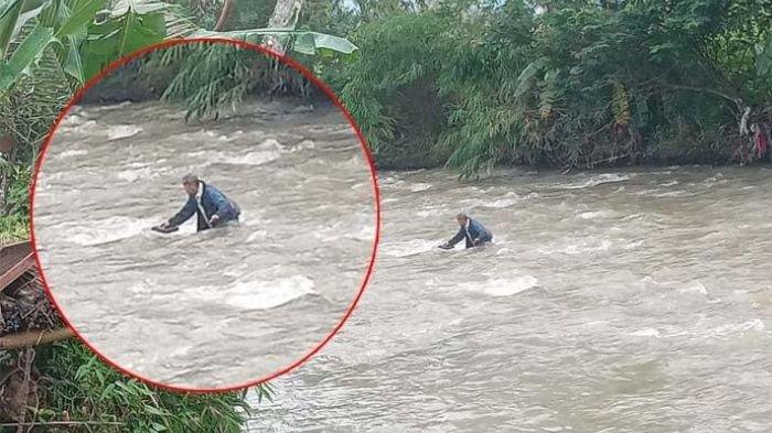 Guru terjang sungai demi ngajar di sekolah.