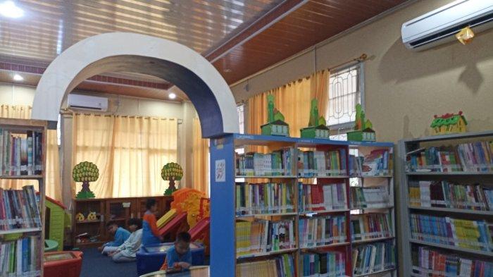 Suasana di pojok baca khusus anak di Perpustakaan Provinsi Bengkulu.