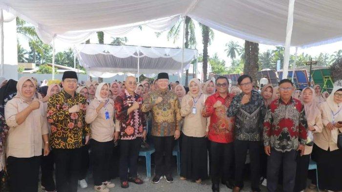 Foto bersama usai Gubernur Bengkulu  Prof. Dr. drh. H. Rohidin Mersyah, MMA meresmikan gedung layanan Perpustakaan Kabupaten Bengkulu Selatan