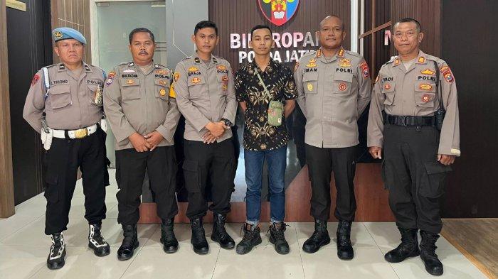 Polda Jatim memanggil Ali Darmawan, pria yang ditegur Brigpol Putri Cikita dalam video yang viral di media sosial.