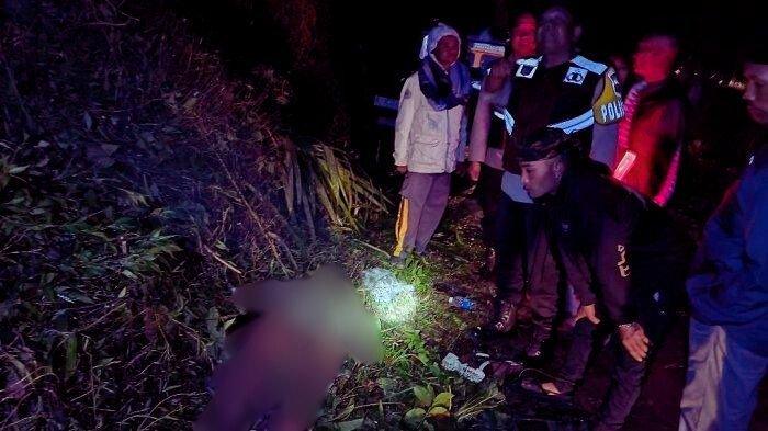 Polisi mengevakuasi korban kecelakaan mobil masuk jurang Coban Trisula di kawasan hutan Taman Nasional Bromo Tengger Semeru (TNBTS), Malang, Jawa Timur, Senin (13/5/2024).
