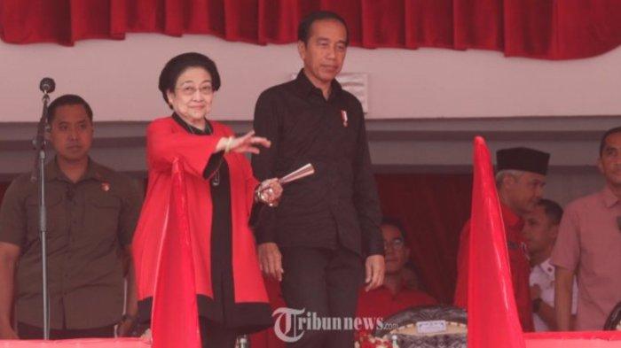 Presiden Jokowi dan Megawati Soekarnoputri saat menghadiri Puncak Bulan Bung Karno 2023 di Stadion Utama Gelora Bung Karno, Jakarta, Sabtu (24/6/2023). 