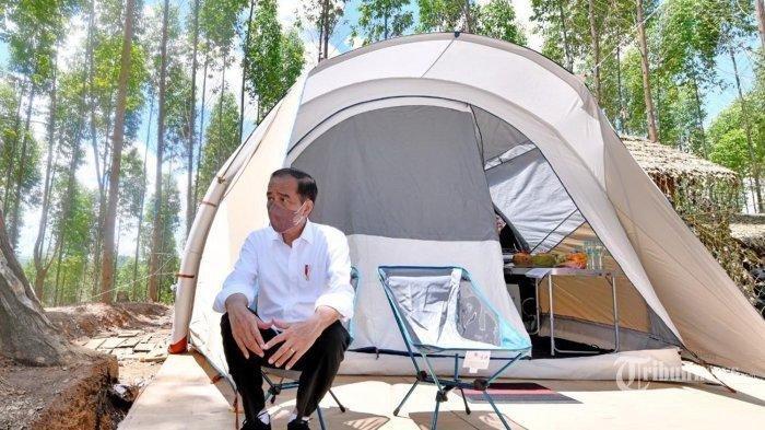 Presiden Republik Indonesia Joko Widodo duduk di depan tenda untuk menginap di kawasan IKN, Sepaku, Penajam Paser Utara, Kalimantan Timur, Senin (14/3/2022). 