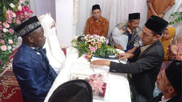 Pria asal Uganda, Ntambi Said (27), saat menikahi Dian Yunita Sari (30), warga Bengkulu Utara