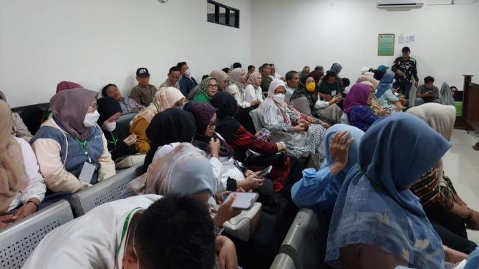 RUANG SIDANG - Suasana ruang sidang Pengadilan Negeri Bengkulu, Rabu (30/7/2025). Puluhan simpatisan memadati ruang sidang Pengadilan Negeri Bengkulu.