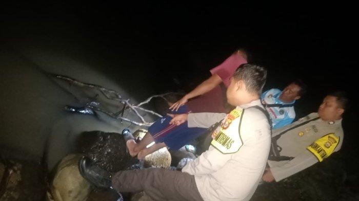 Anggota polisi saat mengecek lokasi ditemukannya Rahma Yani yang hilang saat mencuci motor di Sungai Batang Muar, Pulau Makmur, Ipuh, Mukomuko Bengkulu, Rabu (9/4/2025). Korban ditemukan dalam kondisi selamat, tak jauh dari lokasi kejadian ia hilang saat mencuci motor.