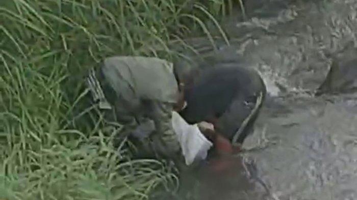 Naldo melompat dari jembatan Sambe, Rejang Lebong karena putus cinta dengan kekasihnya. 